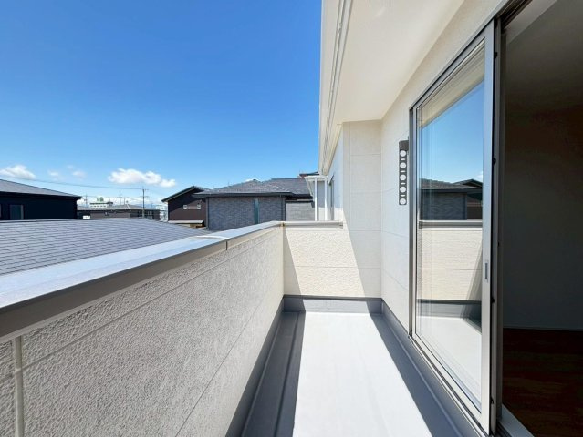リーブルガーデン　岐阜市河渡　全5区画分譲のバルコニー|バルコニーは南向きで洗濯物もよく乾きます！強度と表面積硬度を持つFPRで防水しています。