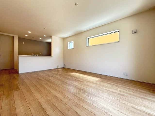 リーブルガーデン　岐阜市河渡　全5区画分譲の居間・リビング|明るい日差しをふんだんに取り込んだリビングダイニングは家族の笑顔につつまれた素敵な空間になります。
一建設の家は精度が高く丈夫な工法を採用し、「住宅トップランナー基準」に対応しています。