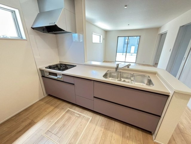 リーブルガーデン　岐阜市河渡　全5区画分譲のキッチン|機能的で手入れがしやすいシステムキッチンでお掃除も楽々。蛇口は浄水器内蔵型で節湯CI対応水栓です。　
人造大理石カウンターやキッチンパネルなど明るくきれいにお使いいただけます。