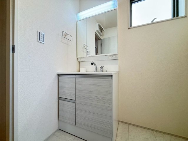 リーブルガーデン　岐阜市河渡　全5区画分譲の独立洗面台|洗面化粧台 幅 750mm、軽く割れにくい洗面ボールと場所をとらないコンパクト設計の本体キャビネットです。
ミラー扉の内側は全て収納スペースです。リフトアップシャワーを採用し両手が自由に使えます