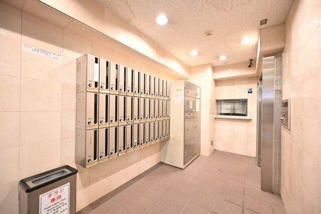 スカイコート池袋東口のエントランス