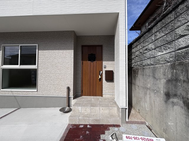 新築戸建　亀崎2丁目の玄関