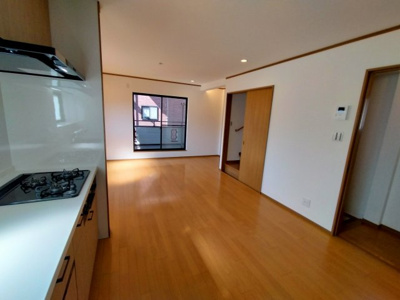 【居間・リビング】 | 鶴見区諸口１丁目中古戸建 | LDK（約15.0帖）：飽きのこないシンプルな内装です。
