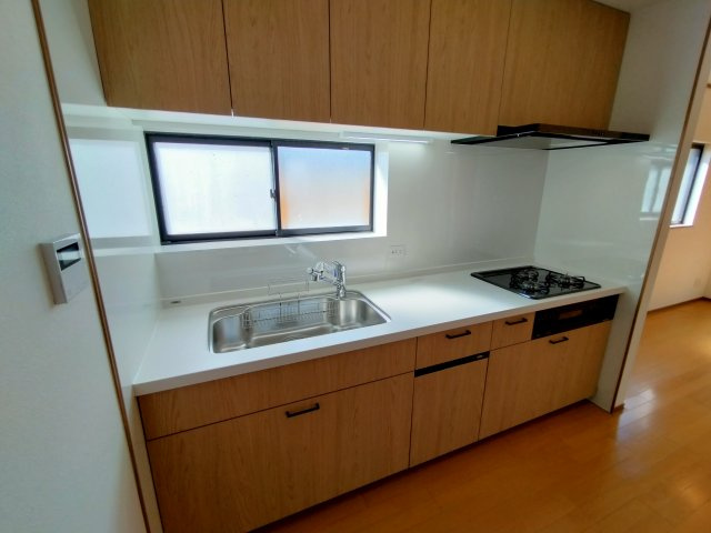 鶴見区諸口１丁目中古戸建のキッチン|空間を広く使えるオープンキッチン。シンクの正面にも窓があり、手元を明るく照らします。