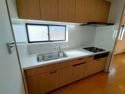 【キッチン】 | 鶴見区諸口１丁目中古戸建 | 空間を広く使えるオープンキッチン。シンクの正面にも窓があり、手元を明るく照らします。