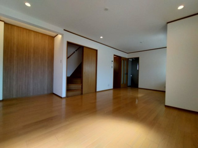 【居間・リビング】 | 鶴見区諸口１丁目中古戸建 | 3階へと続く通路も兼ねることで、リビングを広く確保。開放感のある居心地のよい空間です。