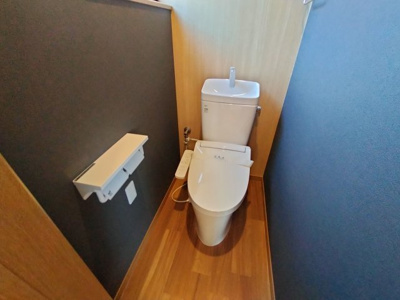 【トイレ】 | 鶴見区諸口１丁目中古戸建 | 2階のトイレです。