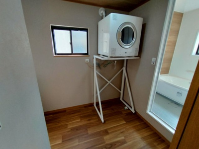 【洗面所】 | 鶴見区諸口１丁目中古戸建 | ガス乾燥機、「乾太くん」設置済み！