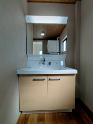 【独立洗面台】 | 鶴見区諸口１丁目中古戸建 | 日々の身支度に欠かせない独立洗面台。水たまりのできにくい壁付水栓で使い勝手も良さそうです。