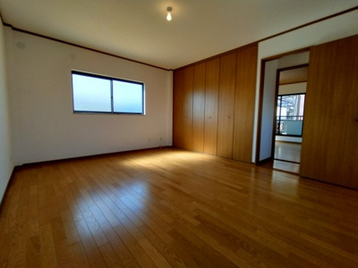 【洋室】 | 鶴見区諸口１丁目中古戸建 | 洋室（約10.0帖）：開放感のある広々とした一室。