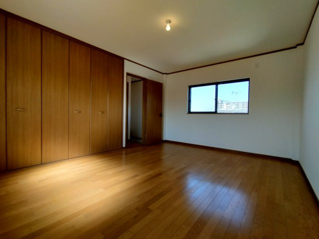 鶴見区諸口１丁目中古戸建の洋室|洋室（約10.0帖）：十分な広さと左右に窓があるため、中央を家具やパーテーションで区切って、兄弟姉妹で使うこともできそうです。
