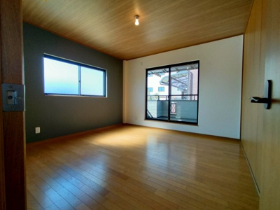【洋室】 | 鶴見区諸口１丁目中古戸建 | 洋室（約8.0帖）：主寝室にもおすすめのバルコニーに面した一室。