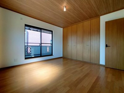 【洋室】 | 鶴見区諸口１丁目中古戸建 | 洋室（約8.0帖）：壁に溶け込むハイドアのクローゼット収納。