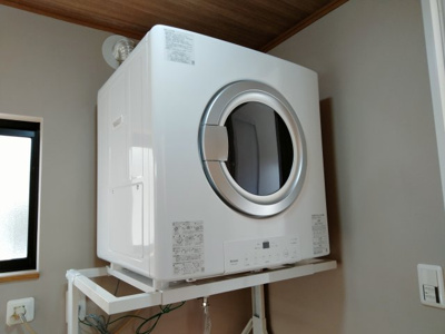 【洗面所】 | 鶴見区諸口１丁目中古戸建 | ガスならではの高火力でふわふわの仕上がりに。8kgの洗濯物が約80分で乾燥できます。