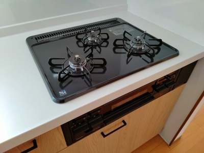 【キッチン】 | 鶴見区諸口１丁目中古戸建 | やっぱりガスコンロがお料理しやすい、という方も多いのでは？三口コンロは同時進行で調理ができ、効率的。