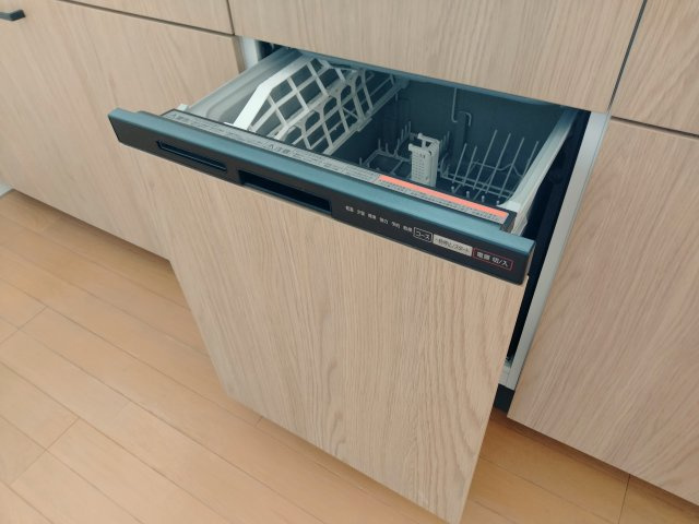鶴見区諸口１丁目中古戸建のキッチン|家事の時短につながるだけでなく、水の使い過ぎも防げます。 また、一般的には手洗いよりも綺麗に洗えると言われており衛生的です。