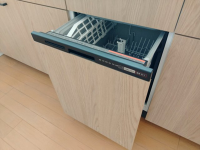 【キッチン】 | 鶴見区諸口１丁目中古戸建 | 家事の時短につながるだけでなく、水の使い過ぎも防げます。 また、一般的には手洗いよりも綺麗に洗えると言われており衛生的です。