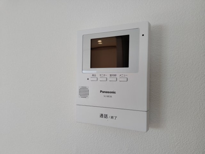 【防犯設備】 | 鶴見区諸口１丁目中古戸建 | 来客時に姿を確認できるモニタ付きのインターホンです。