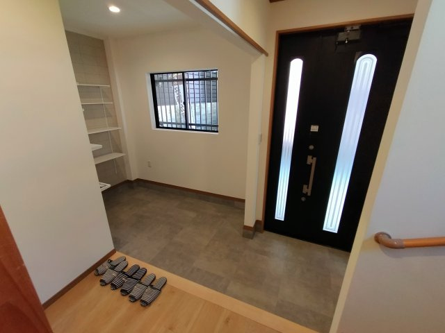 鶴見区諸口１丁目中古戸建の玄関|広々シューズクロークつきの玄関は、ベビーカーや大きな荷物の一時置きにも活躍。玄関ドアや窓から光を取り込む明るい空間です。