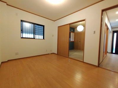 【洋室】 | 鶴見区諸口１丁目中古戸建 | 洋室（約6.0帖）：和室に隣接した1階のお部屋です。