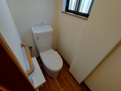 【トイレ】 | 鶴見区諸口１丁目中古戸建 | トイレは1階と2階の2カ所。自然な換気ができる小窓つき。