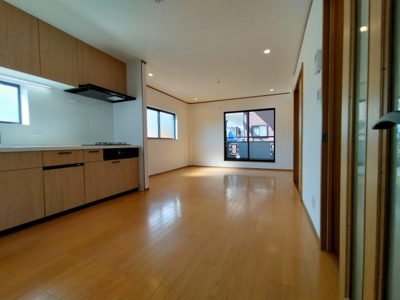 【居間・リビング】 | 鶴見区諸口１丁目中古戸建 | LDK（約15.0帖）：暮らしの中心になる2階のLDK。二面採光で明るく、風通しも良好！