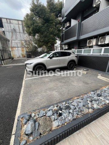 エフワン青木の駐車場|車をお持ちの方に嬉しい駐車場付きの物件です