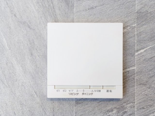 東大和市中央4丁目 限定1棟の居間・リビング|頭寒足熱で理想的に空間を暖める床暖房を装備しています