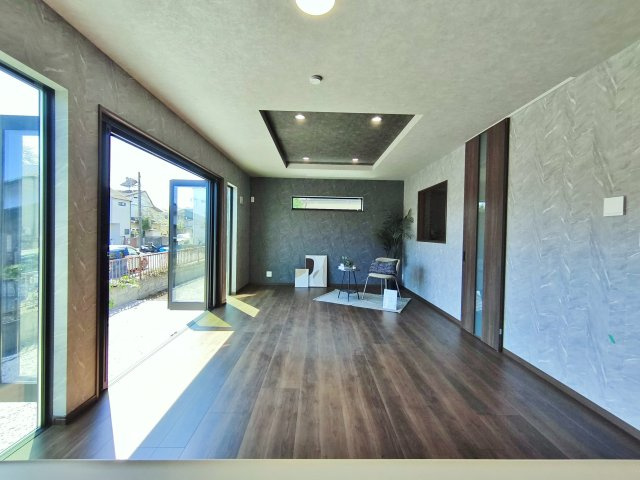 東大和市中央4丁目 限定1棟の居間・リビング|家の中心でもあるLDKは21帖の開放感
アクセントクロスと折り上げ天井を施し空間を華やかに演出します
南にした折れ戸のサッシはフルオープンにできます
光と風を享受する心地よいリビングです