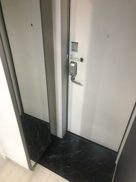 エヌエムサンカンテキャトフB棟の玄関