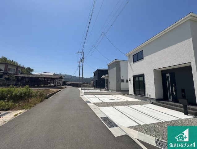 南あわじ市広田中筋　新築一戸建ての前面道路含む現地写真|周辺は閑静な住宅街！前面道路広々で車の出し入れも便利です。駐車が苦手な方でも安心して車庫入れできます！