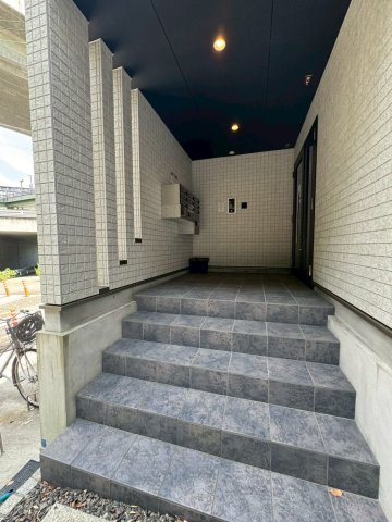 エヌエムサンカンテキャトフE棟のエントランス