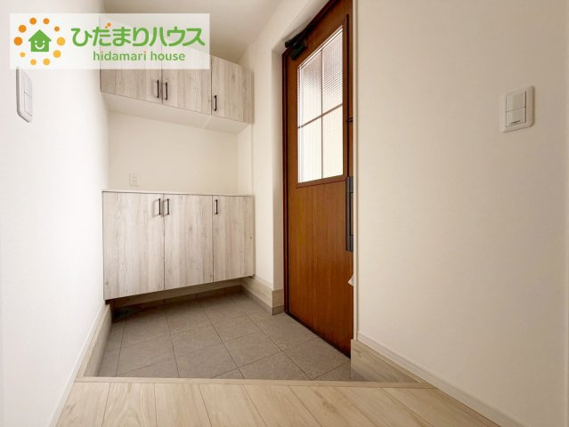 ひたちなか市足崎2期　新築戸建の玄関|玄関がひろいので親子で並んで仲良く靴が履けますね(^^)/