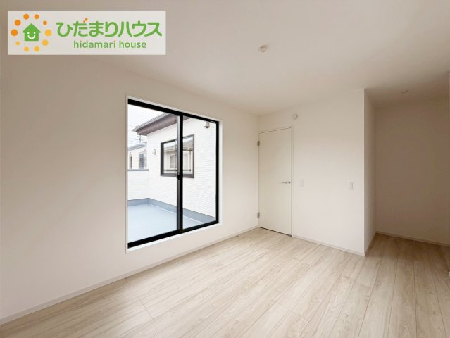 ひたちなか市足崎2期　新築戸建の洋室|バルコニーに面していて、たっぷり光りの入る明るい主寝室です！