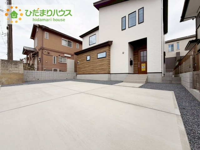ひたちなか市足崎2期　新築戸建の駐車場|カースペース３台ＯＫ！来客用にもスペースを確保できて安心ですね(^^)/