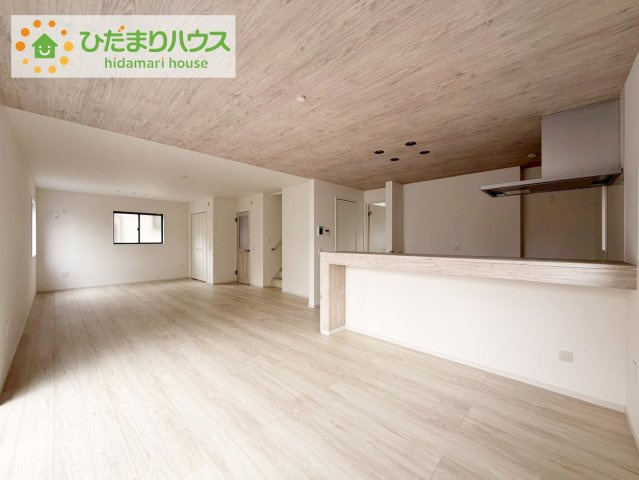 ひたちなか市足崎2期　新築戸建の居間・リビング|リビングを通って2Fへ上がる間取。家族の顔を合わせる機会が自然と増えますね。