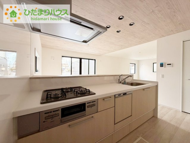 ひたちなか市足崎2期　新築戸建のキッチン|システムキッチン、広い作業スペース･･･快適な生活を叶える高い利便性を兼ね備えた住宅