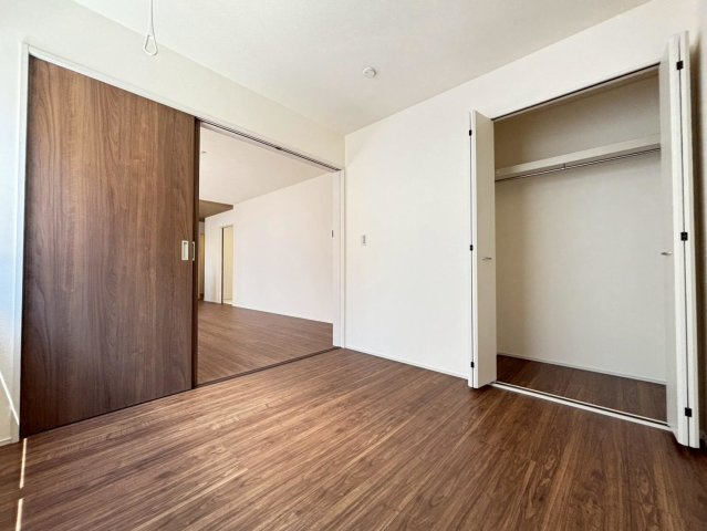 リーブルガーデン　岐阜市河渡　全5区画分譲の洋室|全居室にたっぷり収納できる大型クローゼット、居室部分の窓ガラスには間に空気層を設けたペアガラスを採用。
高い断熱性と共にガラス面の結露対策にも効果を発揮します。