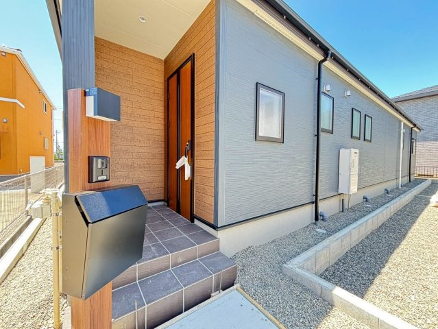 リーブルガーデン　岐阜市河渡　全5区画分譲の玄関|【ピッキング防止機能付き玄関ドア錠】玄関ドアの鍵は上下に２つあり、内側の下段は脱着サムターンキー。
鍵を不正に開錠されても、もう１つの鍵でピッキングを防ぎます。防犯性の高い仕様になっています。