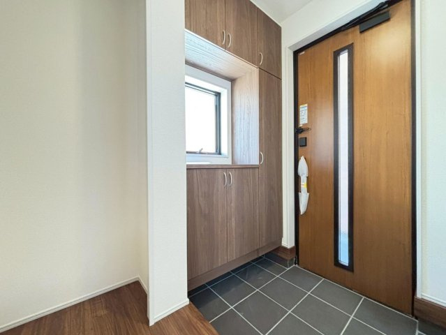 リーブルガーデン　岐阜市河渡　全5区画分譲の玄関|大容量のシューズ収納付きで玄関周りもすっきり！玄関ドアからの光が玄関ホールを明るくしてくれます。