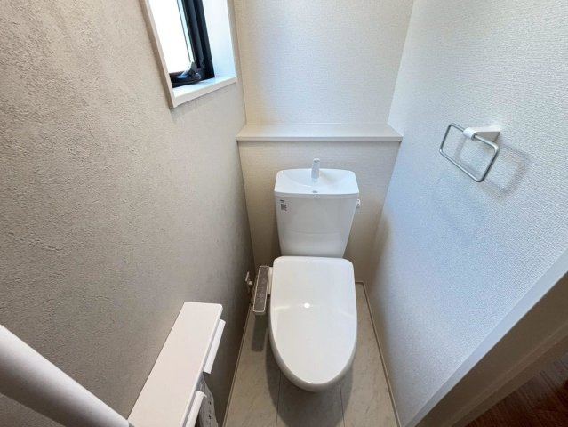 リーブルガーデン　岐阜市河渡　全5区画分譲のトイレ|超表面平滑加工とイオンパワーの「セフィオンテクト」加工で、汚れが付きにくく落ちやすい仕様で清潔です。
便器にフチがないので汚れが隠れて見えない部分がありません。お手入れがとってもラクラクです。
