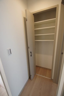 【内観：施工例】 | 【仲介手数料無料！！】府中市南町3丁目　新築戸建て（全2棟）NO.1棟　5980万円 | 2階廊下収納