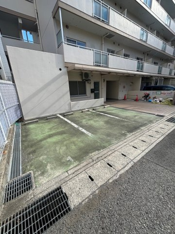 グランドハイツ岸本の駐車場