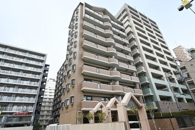 アンビエント江坂の外観|8階のため眺望・通風良好。開放感があるお家は、日常生活において安らぎを与える空間となります。また、オートロック付きのため、一人暮らしでも安心。