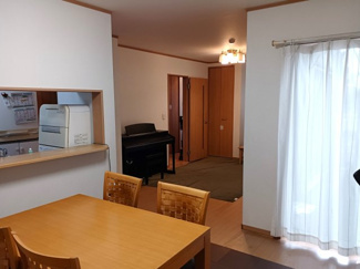 【居間・リビング】 | 草加市青柳８丁目　中古戸建 | 使い分けのしやすい分離タイプのリビングダイニングです。