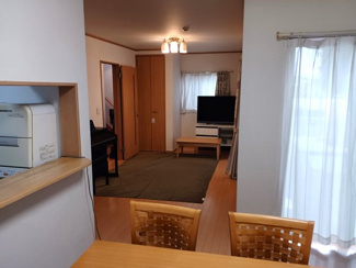 【居間・リビング】 | 草加市青柳８丁目　中古戸建 | ダイニングの掃き出し窓は、車からの荷物の出し入れに便利♪