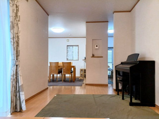 【居間・リビング】 | 草加市青柳８丁目　中古戸建 | 1階は生活導線の良い回遊タイプの間取りです。