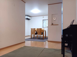 【居間・リビング】 | 草加市青柳８丁目　中古戸建 | 約19帖のLDKはゆったりご利用いただけます。