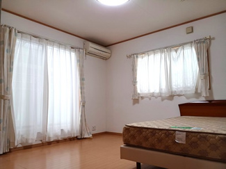 【洋室】 | 草加市青柳８丁目　中古戸建 | ひろびろ約8.5帖の寝室です。