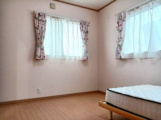 【洋室】 | 草加市青柳８丁目　中古戸建 | 窓からは公園が見える約6帖の子供部屋です。